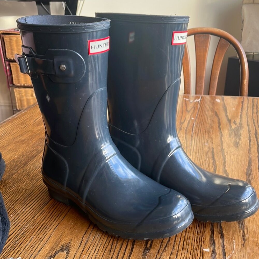 Hunter mid-calf rain boots and black Hunter boot socks